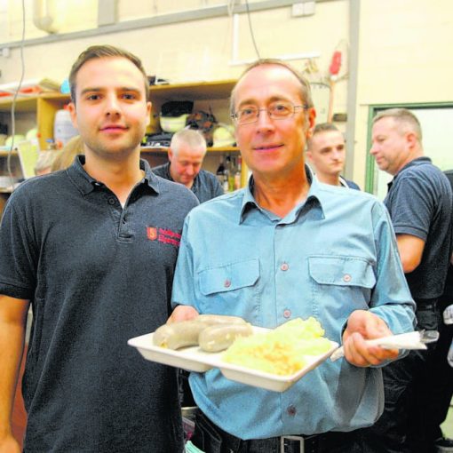 Die Schlachtplatten waren wieder gefragt. Sehr zur Freude von Abteilungskommandant Florian Kiefer (links) und seinem Kameraden Dieter Brüstle. © Stefanie Müller Quelle: bo.de vom 7.11.2016