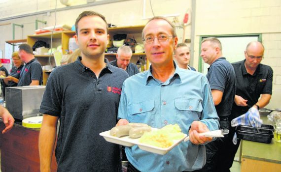 Die Schlachtplatten waren wieder gefragt. Sehr zur Freude von Abteilungskommandant Florian Kiefer (links) und seinem Kameraden Dieter Brüstle. © Stefanie Müller Quelle: bo.de vom 7.11.2016